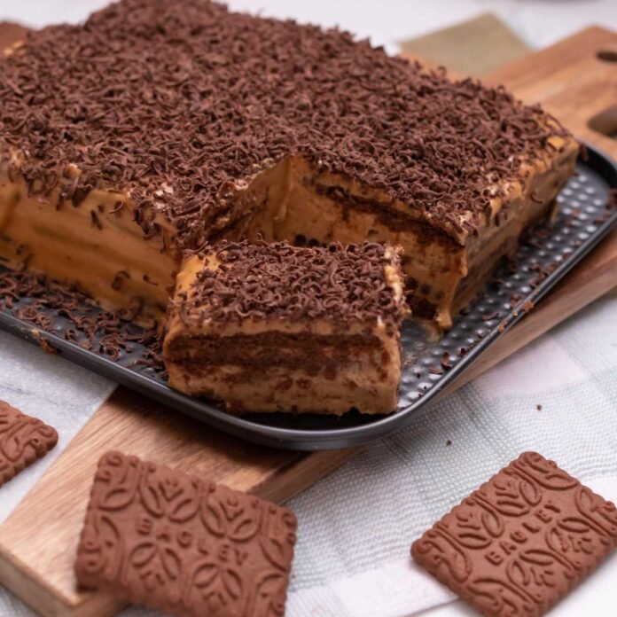 chocotorta con chocolate rallado