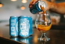 Tendencias creativas con café nitrogenado: sabores y fusiones que sorprenden sirviendo-cafe-nitro-lata