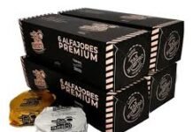 El alfajor en los medios: de golosina a ícono de la cultura popular varias cajas de alfajores de chocolate