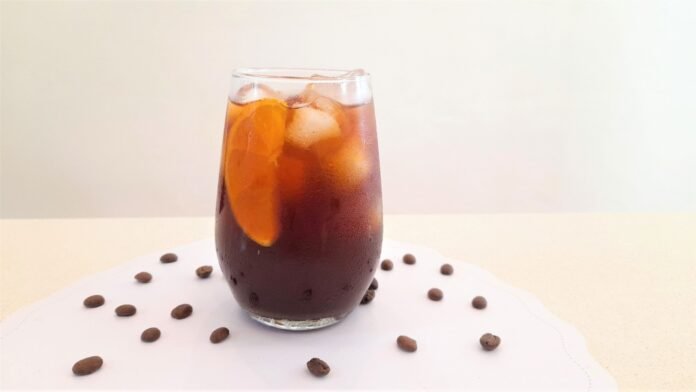 Cold Brew con cáscara de naranja y flor de hibiscus