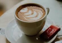 Espresso con espuma de leche y sal marina – Minimalismo con carácter Espresso con espuma de leche y sal marina