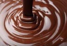 Tendencias del chocolate: sabores y cambios que van a transformar lo que comprás liquido choco cayendo