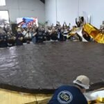 El alfajor más grande del mundo es argentino: 2.057 kilos y certificado por escribano alfajor mas grande del mundo